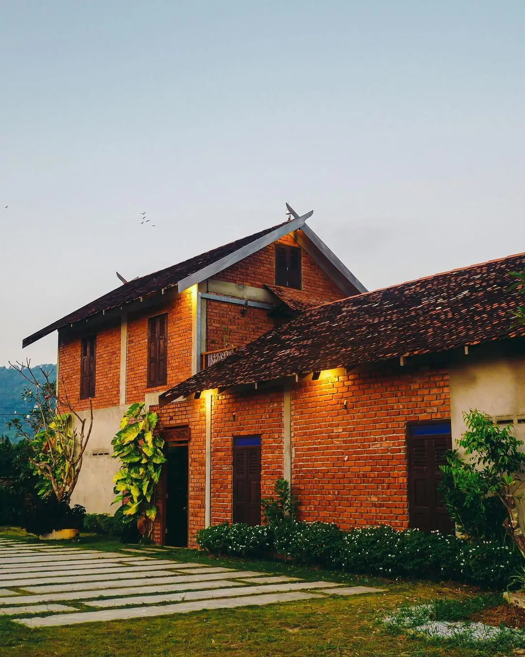 Rumah Wan pada waktu senja di sebelah kolam infinity