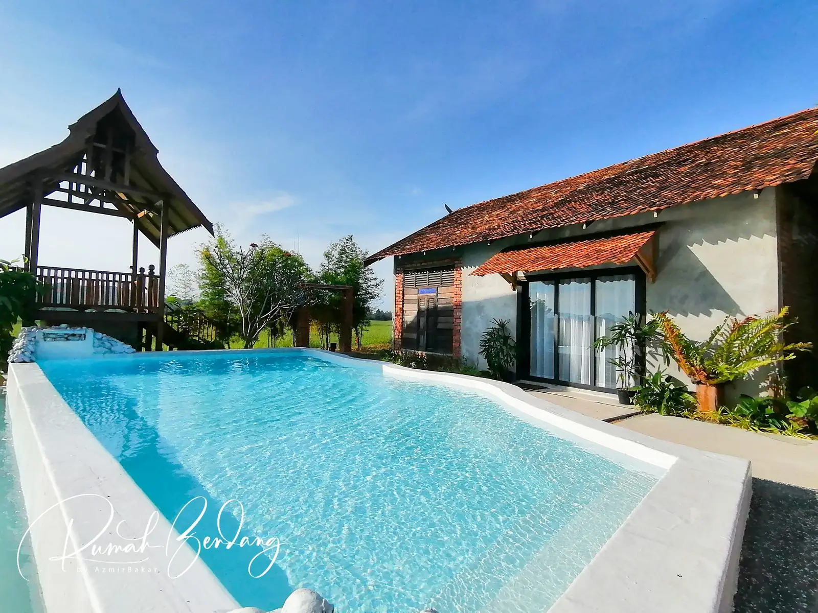 Kolam infinity pada waktu pagi di sebelah Rumah Opah